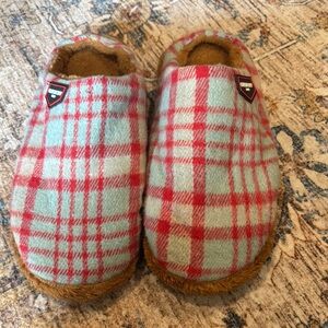 Cozy Men’a Plaid Slippers - Red and Green